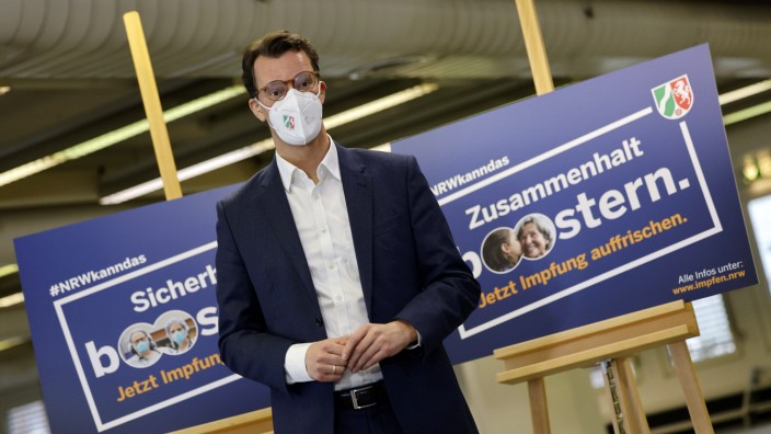 NRW-Ministerpräsident Hendrik Wüst besucht das Impfzentrum in Düsseldorf am Hauptbahnhof und gibt ein Statement zur akt