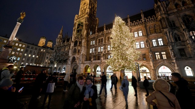 Münchner Momente: Der Christbaum leuchtet auf dem Marienplatz, der Christkindlmarkt rundherum wurde abgesagt.