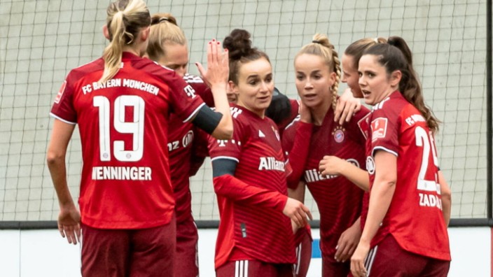 Die Bayern-Spielerinnen - darunter Carina Wenninger (FC Bayern Muenchen Frauen, 19), Maximiliane Rall (FC Bayern Muenche