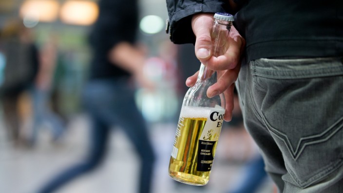 Debatte im Landkreis: Ein Jugendlicher steht mit einer Flasche Bier in der Hand auf der Straße. Der Verein Condrobs klärt junge Leute über die Gefahren des Alkoholkonsums auf.