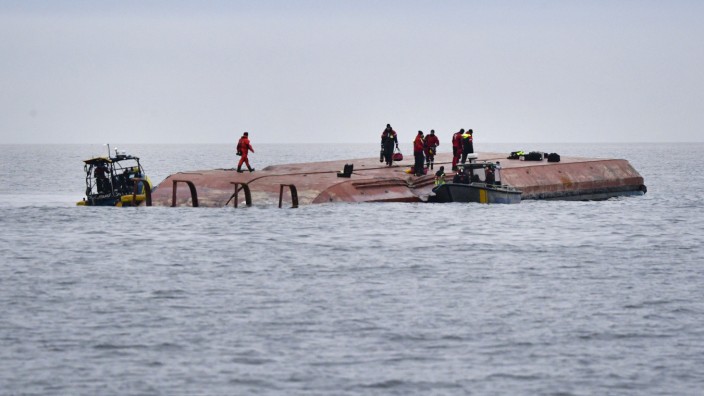 Tauscher auf einem gekenterten Frachtschiff nach einem Schiffsunglück in der Ostsee