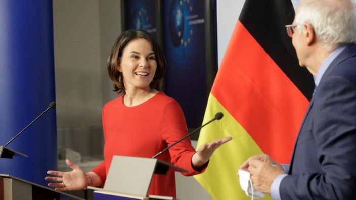 Englisch mit Akzent: "De" statt "the" - so klingt oft der deutsche Akzent im Englischen, den auch die neue Außenministerin Annalena Baerbock beherrscht, wie sie etwa im Gespräch mit dem EU-Chefdiplomaten Josep Borrell bewiesen hat.