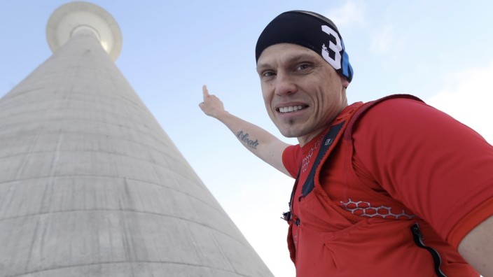 Weltrekordversuch 24h Treppen rückwärt von Carsten Neder; Carsten Neder beim Weltrekord-Versuch im Treppenlaufen im Olympiaturm