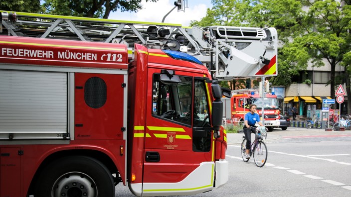 München: Mit einer Drehleiter eilte die Feuerwehr München am Montag dem Verunfallten zu Hilfe (Symbolbild).