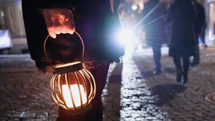 Tuebingen 13.12.2021 Ein Teilnehmer beim Spaziergang mit Kerzenlicht einer Demonstration von Gegner der Corona Massnahm