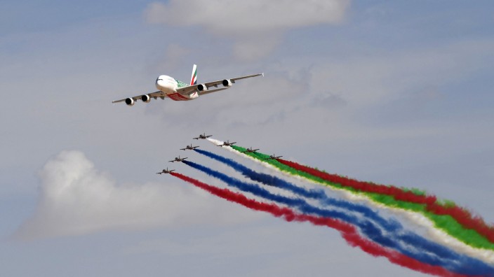 Luftverkehr: Die "A380" bei einer Flugshow von Emirates in Dubai im Jahr 2019: Bei ihrer allerletzten Auslieferung an diesem Donnerstag wird es diese oder ähnliche festliche Aktionen nicht geben.