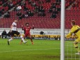 Serge GNABRY (FC Bayern Muenchen) schiesst das Tor zum 0-1,Aktion,Torschuss gegen Konstantinos MAVROPANOS (VFB Stuttgart; Gnabry