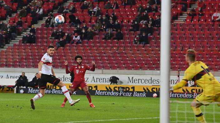 Serge GNABRY (FC Bayern Muenchen) schiesst das Tor zum 0-1,Aktion,Torschuss gegen Konstantinos MAVROPANOS (VFB Stuttgart; Gnabry