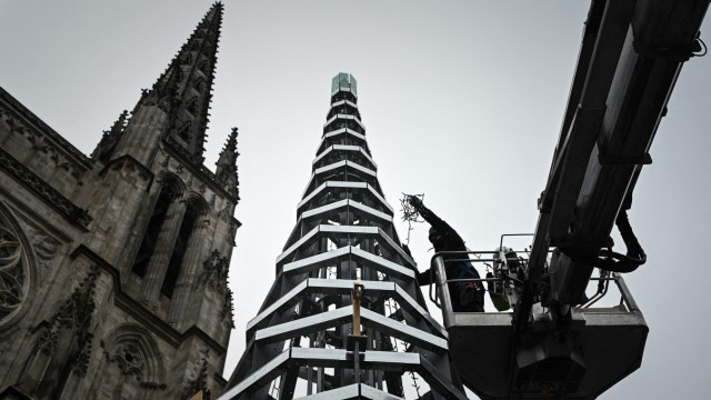Frankreich: Die französischen Grünen haben etwas gegen Weihnachtsbäume? Nicht doch! Jedenfalls nicht, solange sie wiederverwertbar sind - wie dieses Exemplar zwischen Rathaus und Kathedrale in Bordeaux.