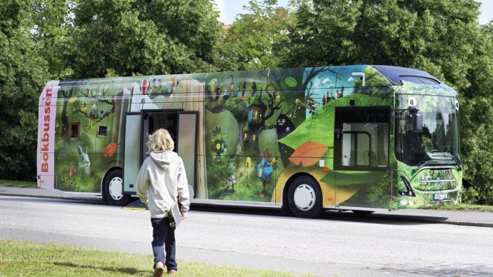 Göteborg: Einer der neuen Bücherbusse in Göteborg: Von außen ist er mit Märchenwald-Motiven verziert.