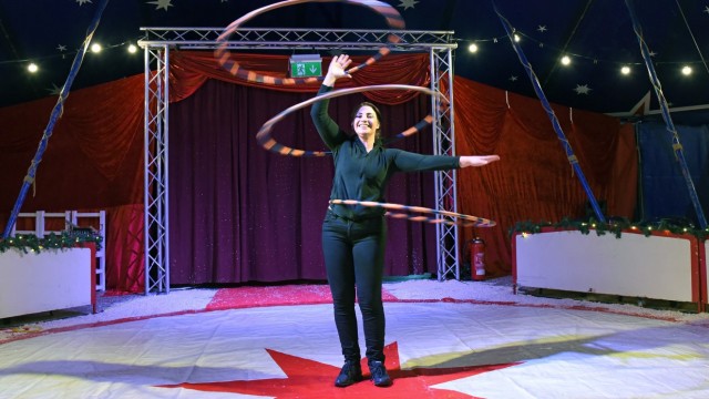 Olching: Mehrfach-Hula-Hoop: Mandy Frank hat mit ihrer fünfköpfigen Familie ein Zirkusprogramm entwickelt.