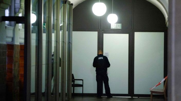 Tiergartenmord: Ein Sicherheitsbeamter im Berliner Kammergericht. Dort sagte der Vorsitzende Richter Olaf Arnoldi: "Der Angeklagte hat sich eines Mordes schuldig gemacht, indem er das Opfer heimtückisch erschossen hat."