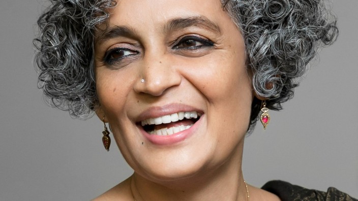 Arundhati Roys Essayband "Azadi heißt Freiheit": Instinkt für Zufälle: Arundhati Roy 2019 in New York.