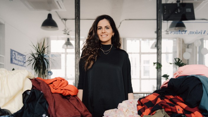 Grüne Start-ups: Alina Bassi, Gründerin des Start-ups Kleiderly, verarbeitet alte Textilien zu Kleiderbügeln, Sonnenbrillen oder Möbeln.