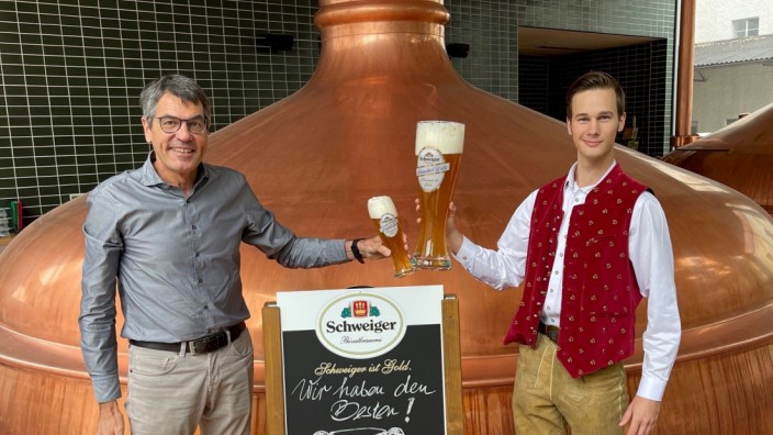 Beruf und Karriere: Erich Schweiger, Geschäftsführer der gleichnamigen Brauerei in Markt Schwaben, ist sichtlich stolz auf seinen ehemaligen Azubi Matthias Blaschke.