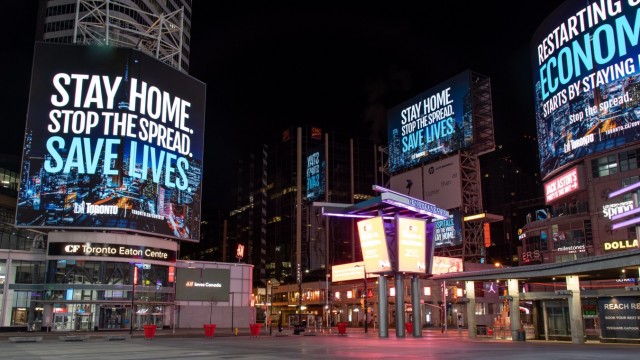 Konsum: "Stay home!" steht auf diesen Billboards in Toronto. Damit machen sich die Schautafeln selbst obsolet.