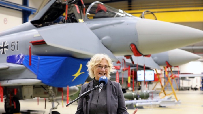 Verteidigungsministerin Lambrecht: Jeden Tag Materialkunde: Verteidigungsministerin Christine Lambrecht (SPD) zu Besuch bei der Luftwaffe in Rostock-Laage.
