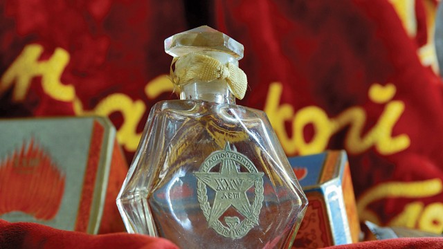 Geschichte des Parfüms: Ein Vierteljahrhundert Soldatenduft: Im Sowjetischen Parfümuseum in Moskau wird ein Flakon mit "25 Jahre Rote Armee" ausgestellt