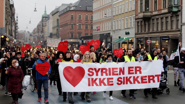Ausländerpolitik: Däninnen und Dänen demonstrieren in Kopenhagen gegen die Abschiebung von syrischen Flüchtlingen in ihre Heimat.