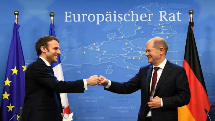 EU-Gipfel: Nähe demonstrieren vor Frankreichs Übernahme des Ratsvorsitzes im Januar: Präsident Emmanuel Macron (li.) und Bundeskanzler Olaf Scholz in Brüssel.