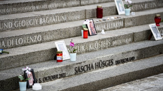 Berlin: Die Namen der 13 Opfer von Anis Amri sind in die Stufen vor der Gedächtniskirche eingraviert.