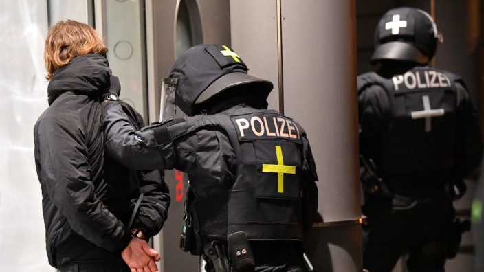 Demokratie: Und manchmal muss man Grenzen ziehen: Polizisten nehmen in dieser Woche in Erfurt einen Corona-Demonstranten fest.