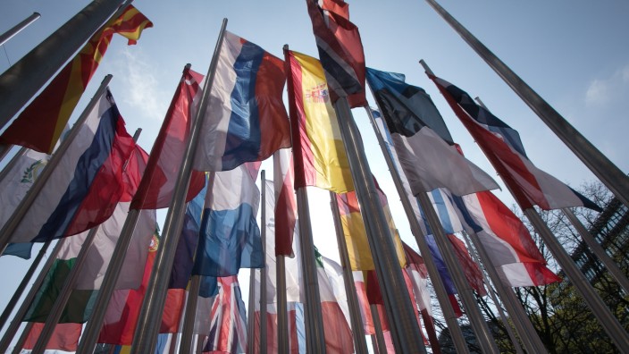 Behördenumzug: Flaggen europäischer Länder wehen vor dem Europäischen Patentamt in der Erhardtstraße im Wind.