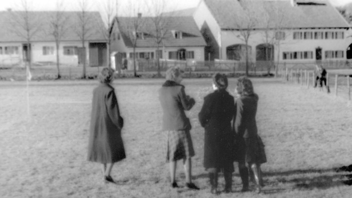 Heimat: Zuschauerinnen verfolgen in der Nachkriegszeit nahe der Grafrather Straße ein Fussballspiel.