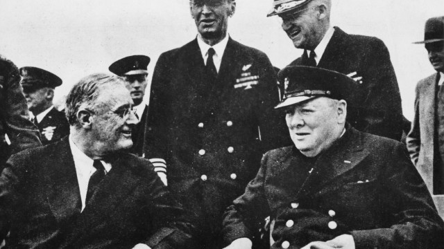 NS-Zeit: Noch nicht Partner im Kampf gegen Hitler: Der amerikanische Präsident Roosevelt und der britische Premierminister Churchill bei ihrem Zusammentreffen im Atlantik im August 1941.