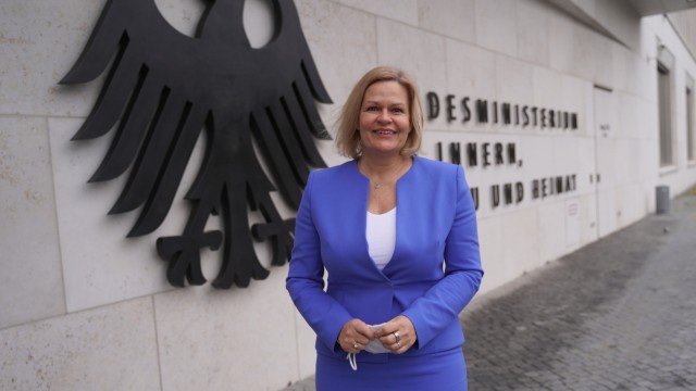 Zuständigkeiten von Ministerien: Neue Heimat: Nancy Faeser vor ihrem Ministerium in Berlin.