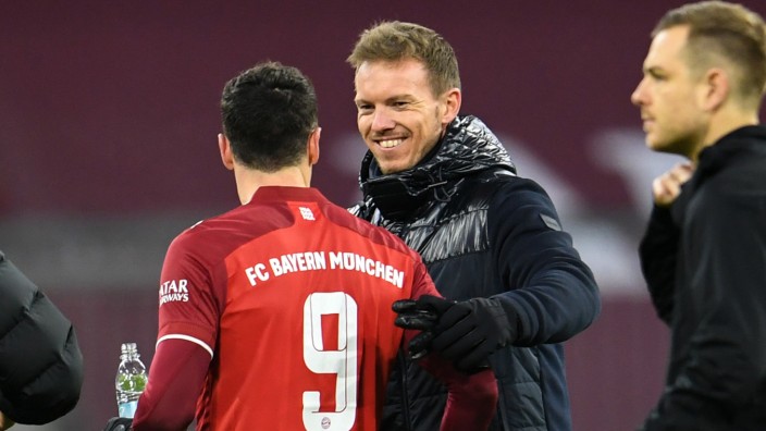 Julian Nagelsmann beim FC Bayern: Tore machen glücklich: Julian Nagelsmann mit Robert Lewandowski.