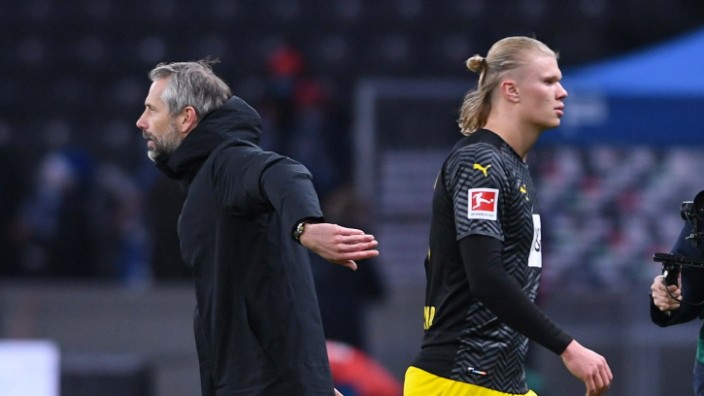 Borussia Dortmund: Da geht er hin: Erling Haaland verlässt nach dem 2:3 bei der Hertha den Platz im Berliner Olympiastadion, fast zu schnell für einen Klaps von BVB-Trainer Marco Rose.
