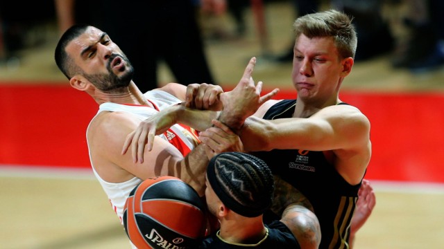 Basketball: Hartes Ringen: Bayern Münchens Ognjen Jaramaz (re.) kämpft mit Belgrads Branko Lazic um den Ball.