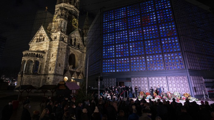 Gedenken: Zu Füßen der Kaiser-Wilhelm-Gedächtnis-Kirche am Berliner Breitscheidplatz gedenken Menschen diese Tage an den Anschlag vom 19. Dezember 2016.
