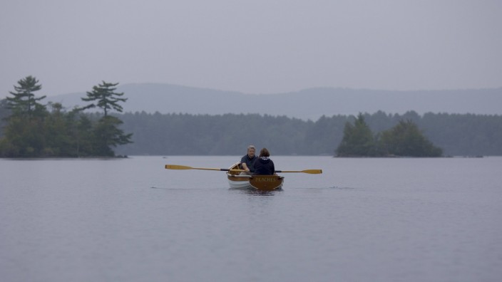 Elizabeth Strouts Roman "Oh, William!": Zurück nach Maine geht die Erzählbewegung im Roman von Elizabeth Strout, hier ein Paar auf dem Megunticook-See.
