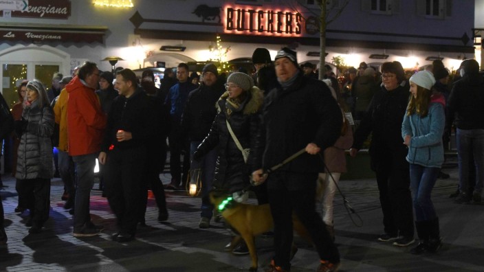 Markt Indersdorf/Altomünster: Teilnehmer einer unangemeldeten Demonstration ziehen durch Markt Indersdorf.