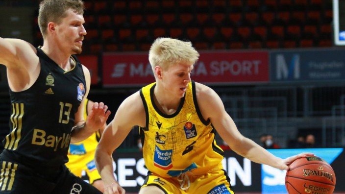 Basketball: Auch in der Defensive erfolgreich: Andreas Obst (li.) bedrängt Ludwigsburgs Trainersohn Jacob Patrick.