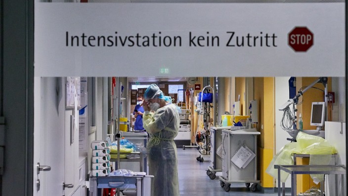 Corona in Bayern: Die Sieben-Tage-Inzidenz ist gesunken, die Zahl der Covid-Patienten auf Intensiv auch. Größte Vorsicht ist trotzdem geboten.