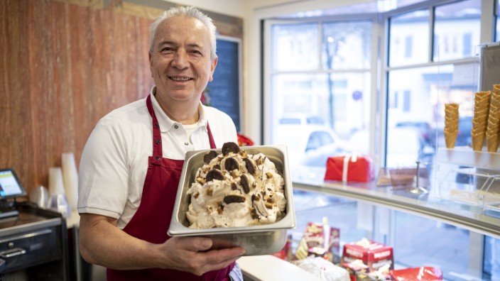 SZ-Serie Fade Zeit: Raffaele Paulangelo garniert das fertige Eis noch mit Lebkuchen.