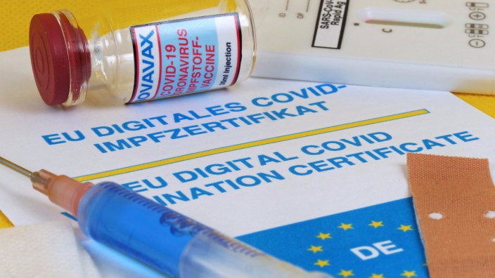 EU-Impfzertifikat als Symbolbild Impfpass *** EU vaccination certificate as a symbol Vaccination certificate