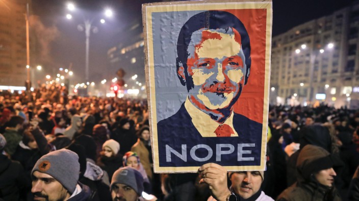 Rechtsstaatlichkeit: 2017 protestierten Tausende Bürger gegen Liviu Dragnea. Der Politiker wollte die Strafbarkeit von Korruption in Rumänien lockern und wurde später wegen Betrugs inhaftiert.