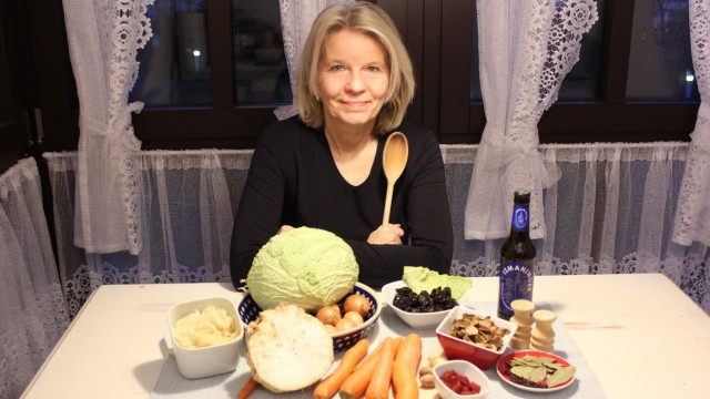 Internationale Küche: Jolanta Wrobel (ÖDP) mit den Zutaten für ein Bigos aus ihrer Heimat Polen.