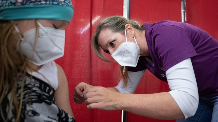 Pandemie: Eine Ärztin in Heilbronn impft ein Kind.