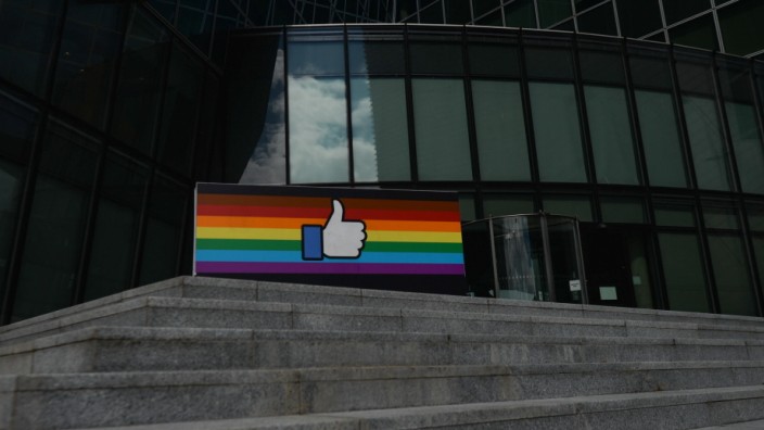 Facebook-Werbung: Die Regenbogenflagge vor Facebooks Europazentrale in Dublin: Das Unternehmen ermöglicht es Werbeanbietern explizit nach Menschen zu filtern, die homosexuell und womöglich HIV-positiv sind.