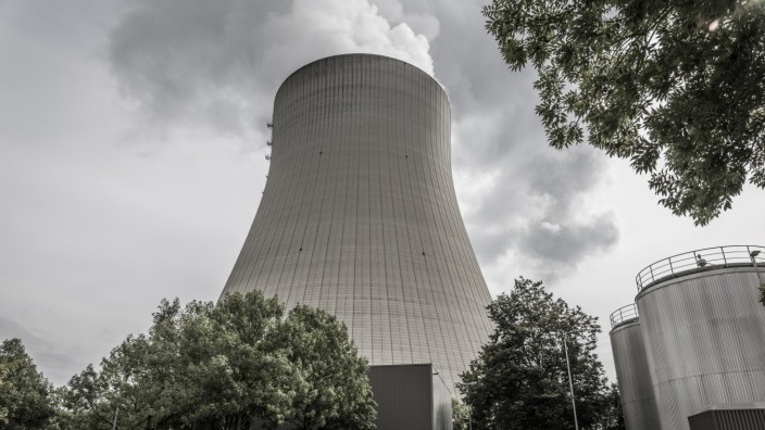 Wind, Gas, Atomkraft: Der Kühlturm des Kernkraftwerks Isar 2 in Essenbach bei Landshut: Eigentlich sollte die Anlage Ende des Jahres abgeschaltet werden. Doch zumindest die technischen Planungen für eine Verlängerung der Betriebszeit laufen.