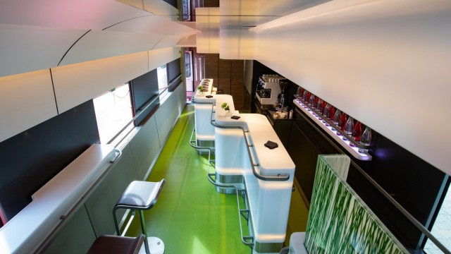 Privatzug "Luxon": Hinter der Bar gibt es auch eine Küche, auf Wunsch übernimmt ein Sternekoch das Catering.
