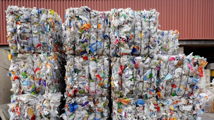 Abfall in Städten: Gepresste Blöcke Plastikmüll warten auf einer Mülldeponie auf ihre Wiederverwertung. Zur Weihnachtszeit wachsen die Müllberge jedes Jahr auf Rekordhöhe.