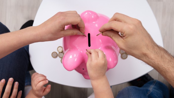 Finanzen: Das Sparschwein zur Bank zu bringen, kann sich lohnen: Auf einige Kinderkonten gibt es sogar - auch heute noch - Zinsen.