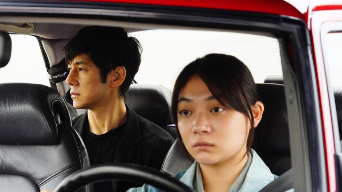 "Drive my Car" von Ryūsuke Hamaguchi im Kino: Mr. Kafuku und seine Chauffeurin: Hidetoshi Nishijima und Tôko Miura in "Drive My Car"