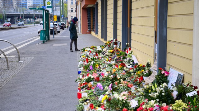 Gefängnisstrafe für Pflegerin: Nach der Tat waren am Oberlinhaus in Potsdam viele Blumen zum Gedenken an die Opfer abgelegt worden.